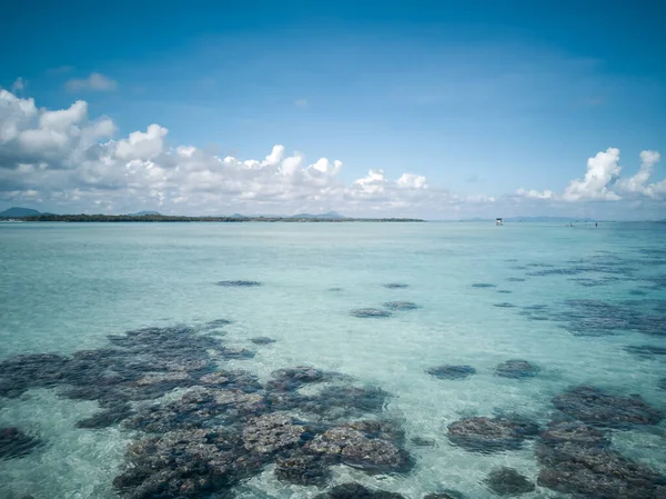 Mar Azul Poco Profundo Con Arrecife Coral Nubes Esponjosas Horizonte — Foto de Stock