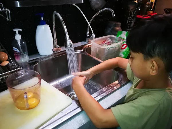 Selangor Malásia Junho 2019 Menino Está Aprendendo Cozinhar Casa — Fotografia de Stock