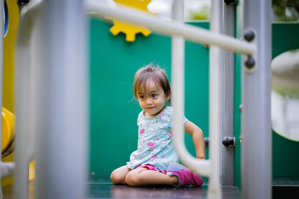 행복하고 귀여운 동양인 놀이터에서 있는아이 건강에 — 스톡 사진