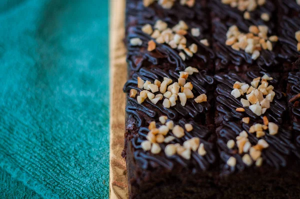 Closeup Uitzicht Chocolade Taart Brownie Pleinen Besprenkeld Met Chocolade Nutella — Stockfoto