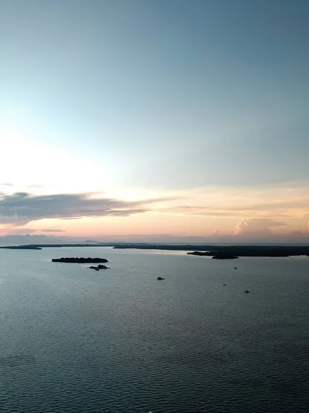 早朝の青い空に対するバムバム島の空中広いパノラマセンポルナ ボルネオ サバ州 マレーシアのカラフルな日の出 — ストック写真
