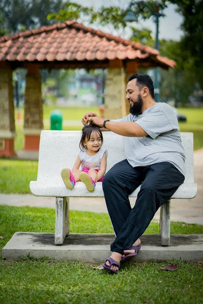 Asijské Otec Batole Dívka Sedí Betonové Lavičce Venku — Stock fotografie