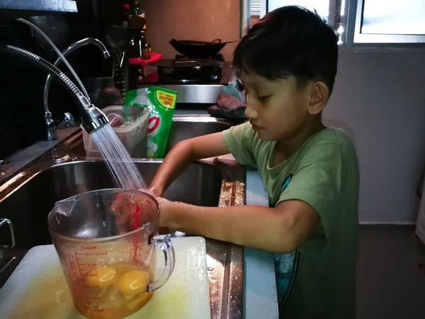 Selangor Malaysia Juni 2019 Ein Kleiner Junge Lernt Hause Kochen — Stockfoto