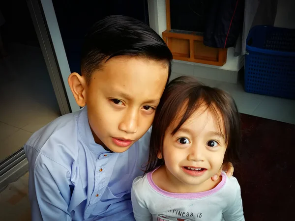 アジアの弟と妹の肖像画 家族愛の絆をコンセプトに 兄弟は伝統的なマレーのスーツを着ている — ストック写真