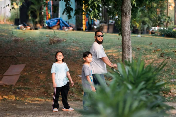 Familia Asiática Tiró Cochecito Para Caminar Parque — Foto de Stock