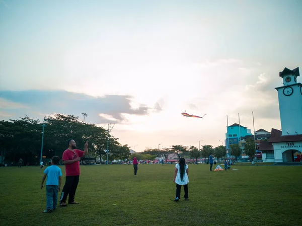 Negeri Sembilan Malaysia 2019 Október Család Sárkányt Játszik Parkban — Stock Fotó