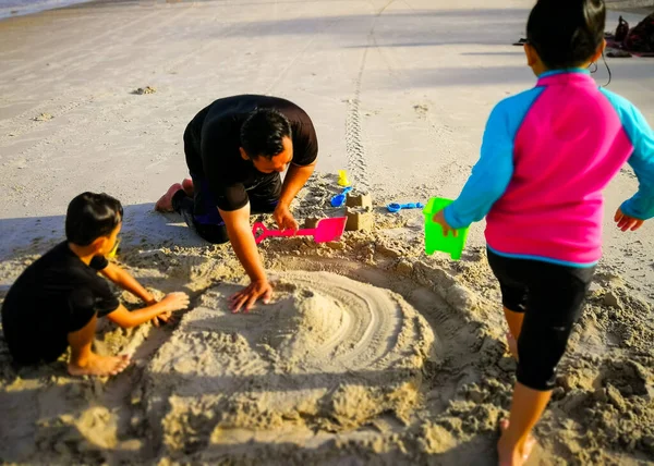 Crianças Brincando Com Brinquedos Praia — Fotografia de Stock