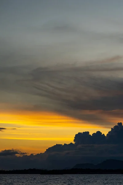 Naplemente Háttér Napsugár Nyílt Tengeren Gyönyörű Felhők — Stock Fotó
