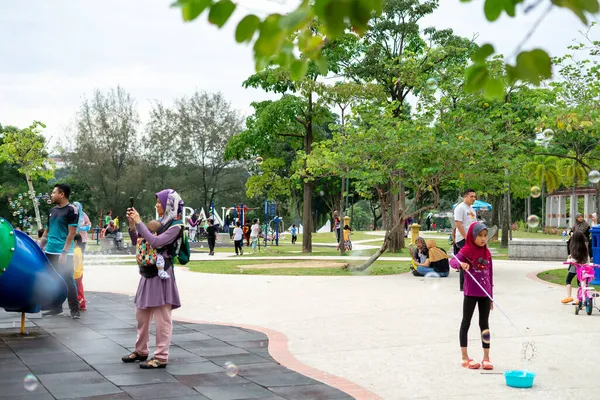 Bangi Μαλαισία Οκτ 2019 Οικογένειες Διασκεδάζουν Στο Πάρκο Κήπου Taman — Φωτογραφία Αρχείου