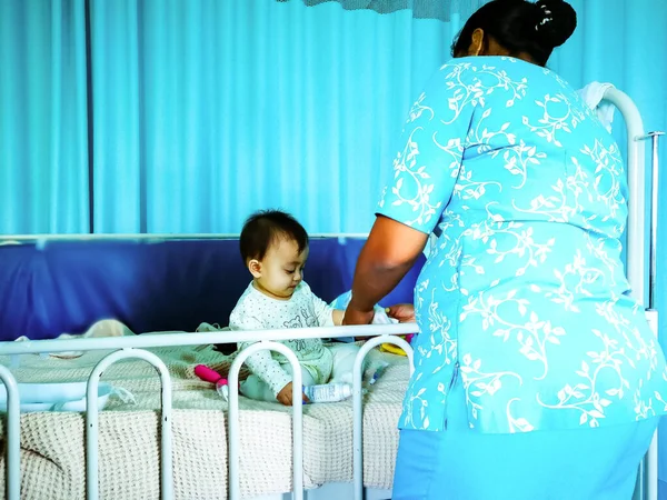 医院里的母亲和男婴 — 图库照片