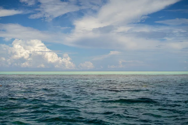 Tre Toni Mare Sotto Bel Cielo Blu Scuro Verde Turchese — Foto Stock