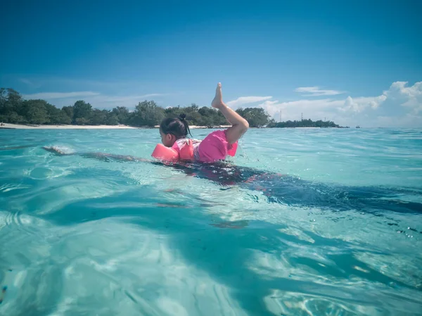 Люди Маске Подводного Плавания Ныряют Воду Тропическими Рыбами Бассейне Кораллового — стоковое фото