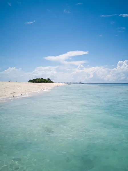 Beau Paysage Marin Avec Sable Blanc Sur Plage Eau Bleue — Photo