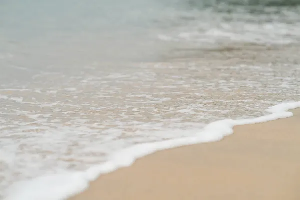 Ondas Suaves Com Espuma Oceano Fundo Praia Arenosa — Fotografia de Stock