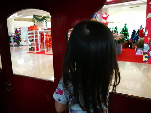 Kleines Mädchen Schaut Aus Holzkutsche Einkaufszentrum — Stockfoto