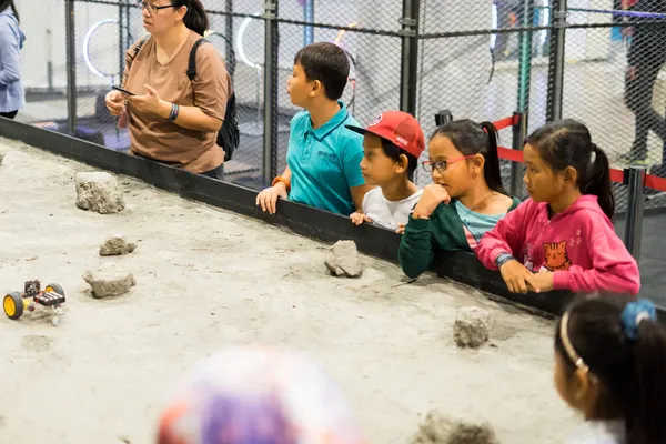 Kuala Lumpur Malajsie Září 2019 Děti Sledující Roboty Malajsijském Digitálním — Stock fotografie