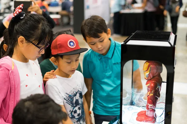 马来西亚吉隆坡 2019年9月14日 在马来西亚国际贸易与展览中心 Mitec 举行的马来西亚数字博览会上 孩子们正在观看铁人机器人 — 图库照片