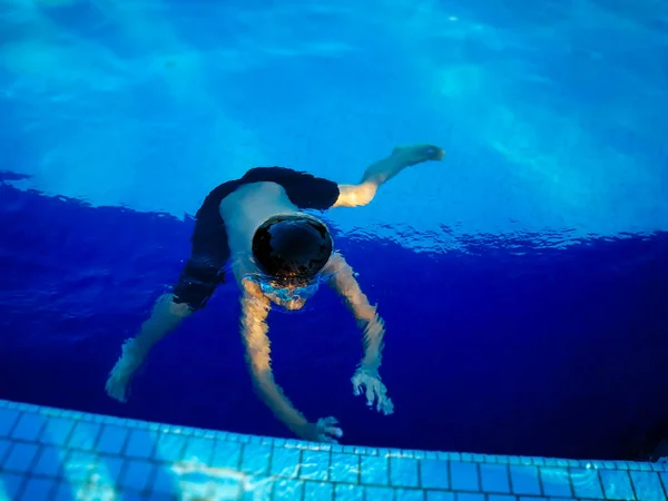 Menino Nadando Piscina — Fotografia de Stock