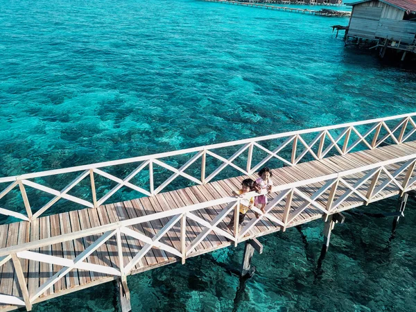 Luftaufnahme Der Hölzernen Seebrücke Steg Zum Meer Klarem Und Sauberem — Stockfoto