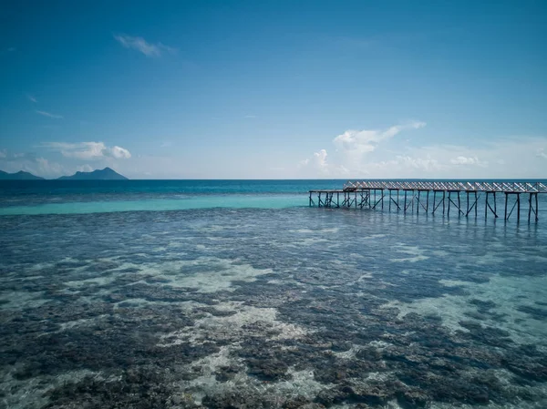 Mar Azul Raso Com Recifes Corais Nuvens Fofas Horizonte — Fotografia de Stock