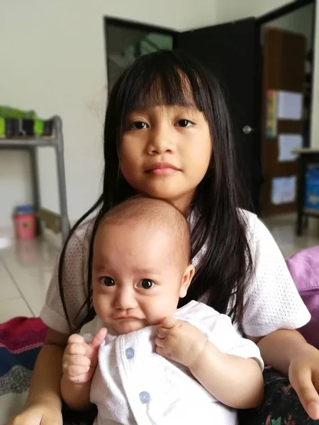Retrato Bonito Asiático Bebê Menina Com Sua Irmã — Fotografia de Stock