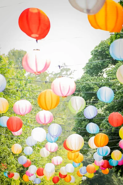 Linterna Papel Colores Colgando Con Árboles Cielo Fondo — Foto de Stock