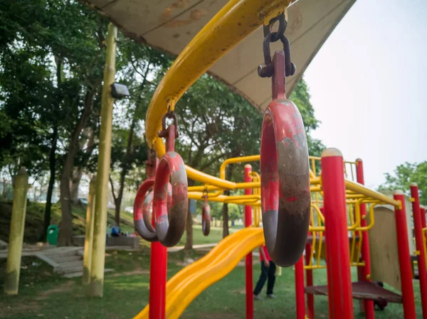 공원에 원숭이바가 아이들을 어린아이들을 스포츠 — 스톡 사진