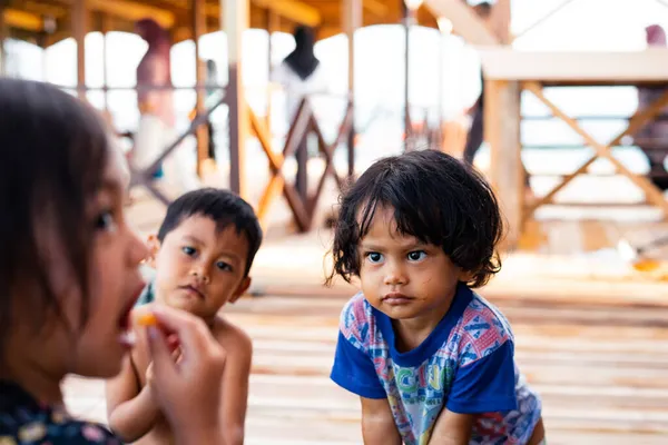 Semporna Malásia Novembro 2019 Crianças Brincando Juntas Resort Chalé Aquático — Fotografia de Stock