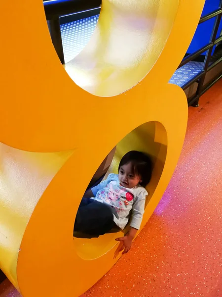 幸せな幼児レイオンザ子供プレイ座席エリア — ストック写真