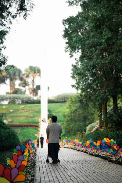 Kleurrijke Regenboog Pinwheel Het Park — Stockfoto