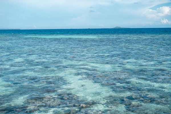 Mar Azul Poco Profundo Con Arrecife Coral Nubes Esponjosas Horizonte — Foto de Stock