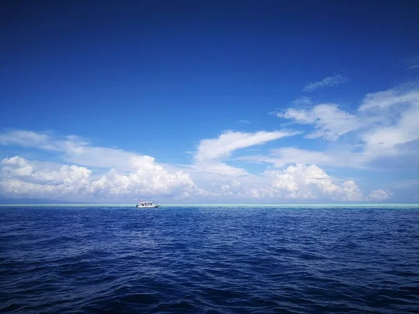 Une Mer Bleue Sous Ciel Magnifique Bleu Foncé Turquoise Dans — Photo
