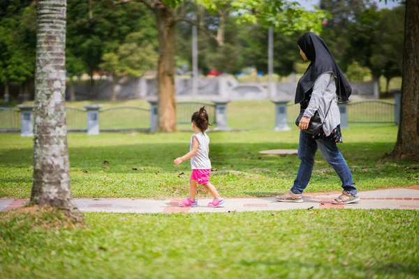 Azjatycki Maluch Bawi Się Parku Podczas Gdy Matka Idzie Obok — Zdjęcie stockowe