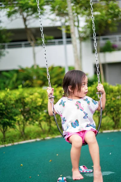 Aktif Küçük Çocuk Oyun Alanında Salıncak Oynuyor Mutlu Eğlenceli Zaman — Stok fotoğraf