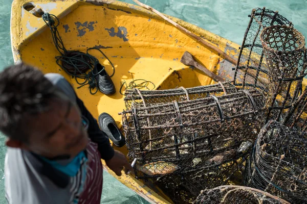 Armadilhas Peixe Enferrujado Barco Com Água Cristalina Fundo Semporna Sabah — Fotografia de Stock