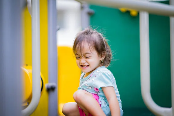 Χαρούμενο Χαριτωμένο Κοριτσάκι Δύο Ετών Ασιάτισσα Παιδί Που Παίζει Παιδική — Φωτογραφία Αρχείου