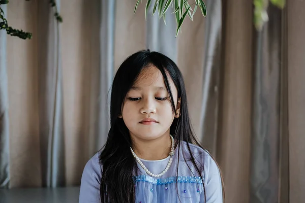 長い髪立ちと笑顔で南アジアの少女の肖像画 マレーシア人 — ストック写真
