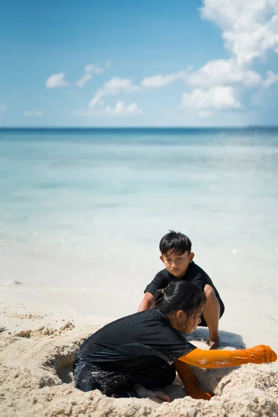 Crianças Estão Brincando Com Areia Praia — Fotografia de Stock