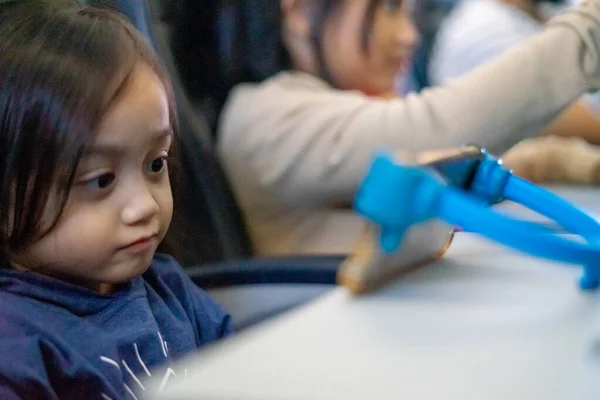 Jovem Criança Relaxante Usando Tablet Dentro Avião — Fotografia de Stock