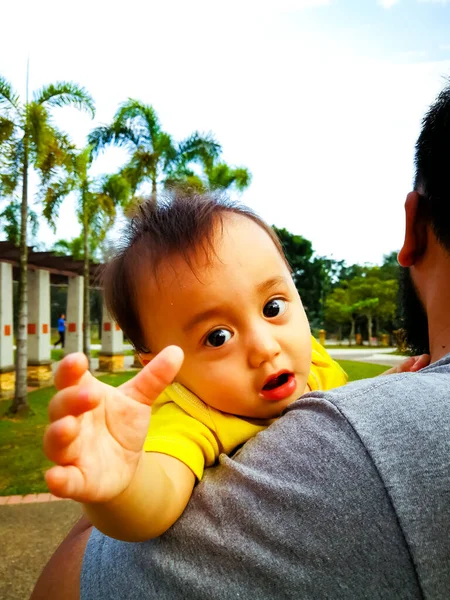 Padre Sua Bambina Sullo Sfondo — Foto Stock