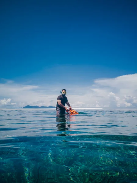 Las Personas Máscara Snorkel Bucear Bajo Agua Con Peces Tropicales — Foto de Stock