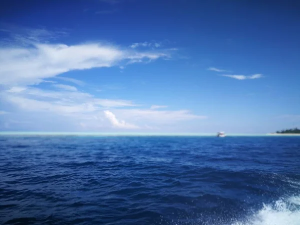 Une Mer Bleue Sous Ciel Magnifique Bleu Foncé Turquoise Dans — Photo