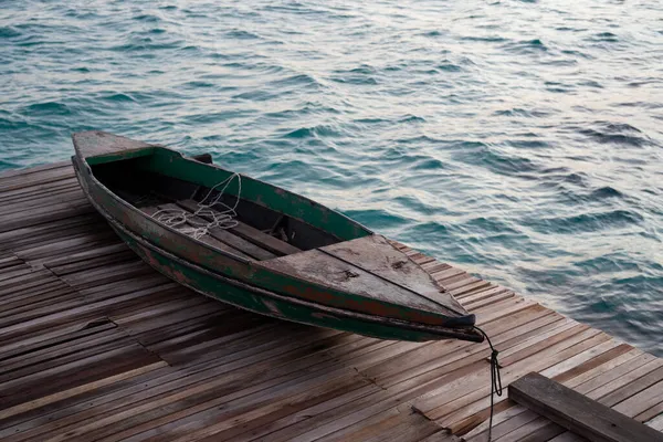 Velho Barco Madeira Sentado Cais Com Vista Para Belo Mar — Fotografia de Stock