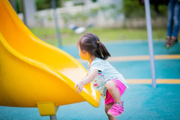 행복하고 귀여운 동양인 놀이터에서 있는아이 건강에 — 스톡 사진