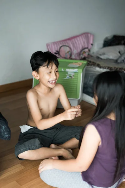 Bambini Giocano Camera Casa Asiatico Fratelli Gioca Insieme — Foto Stock
