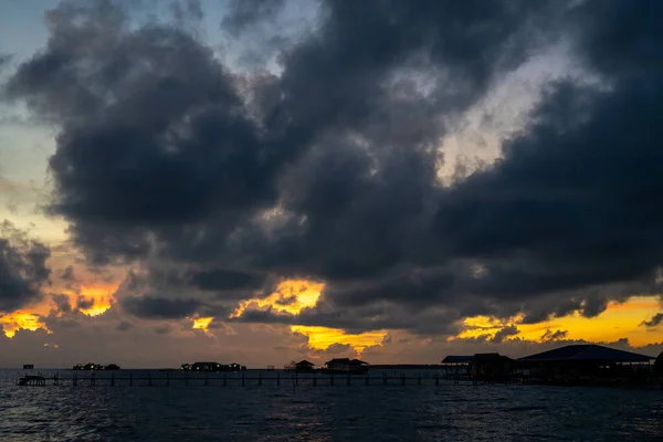 Coucher Soleil Rayon Soleil Sur Mer Ouverte Avec Beaux Nuages — Photo