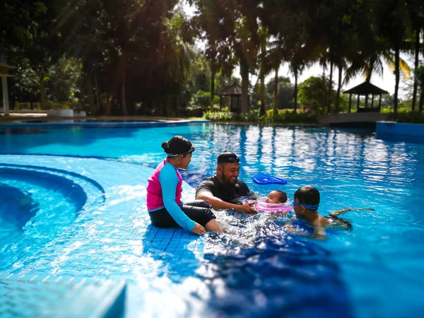 Père Les Enfants Dans Piscine Sur Fond Gros Plan — Photo