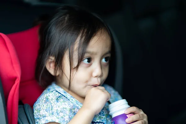 Очаровательная Азиатская Малышка Сиденье Безопасного Автомобиля Напитки Бутылки — стоковое фото