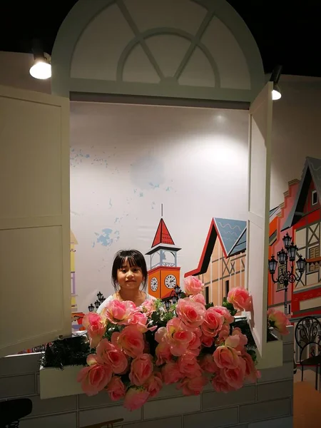 Beautiful Girl Posing Room Flowers — Stok fotoğraf