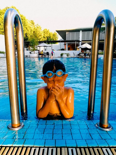 Маленький Мальчик Плавает Бассейне — стоковое фото